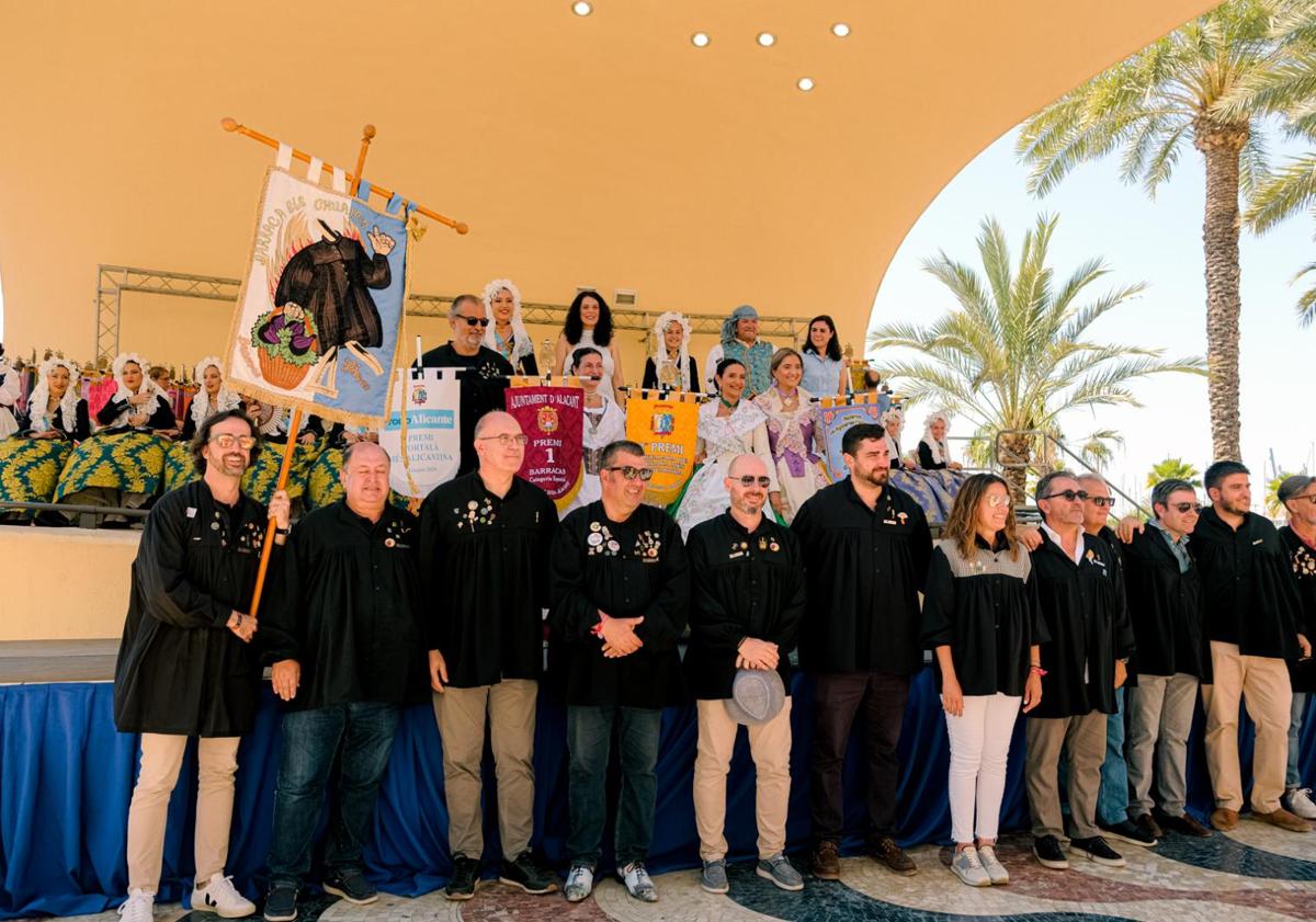 Imagen principal - Els Chuanos recogen el banderín a la portalada más alicantina de TodoAlicante.