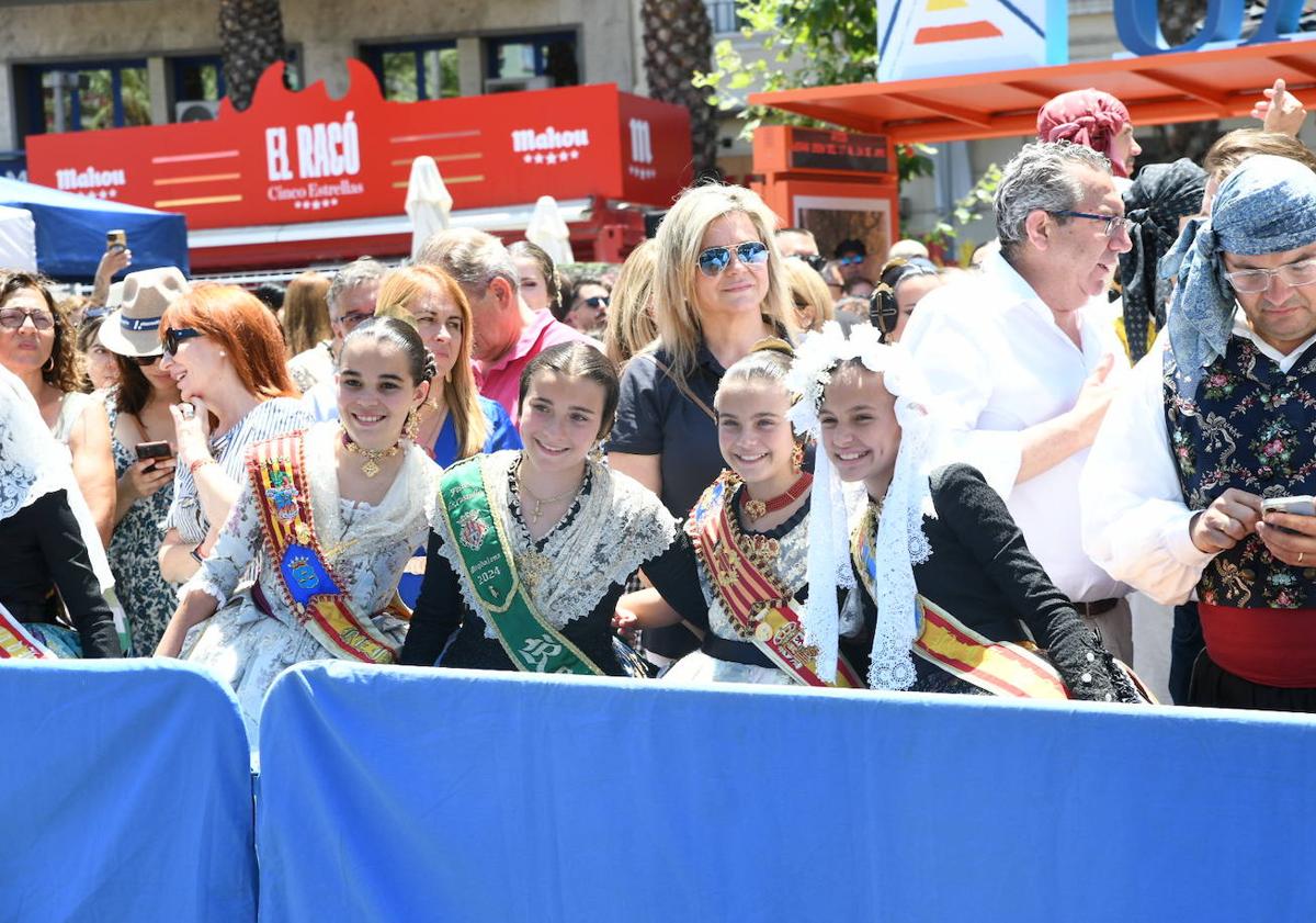 Imagen principal - Primera jornada de mascletàs de las Hogueras 2024. 