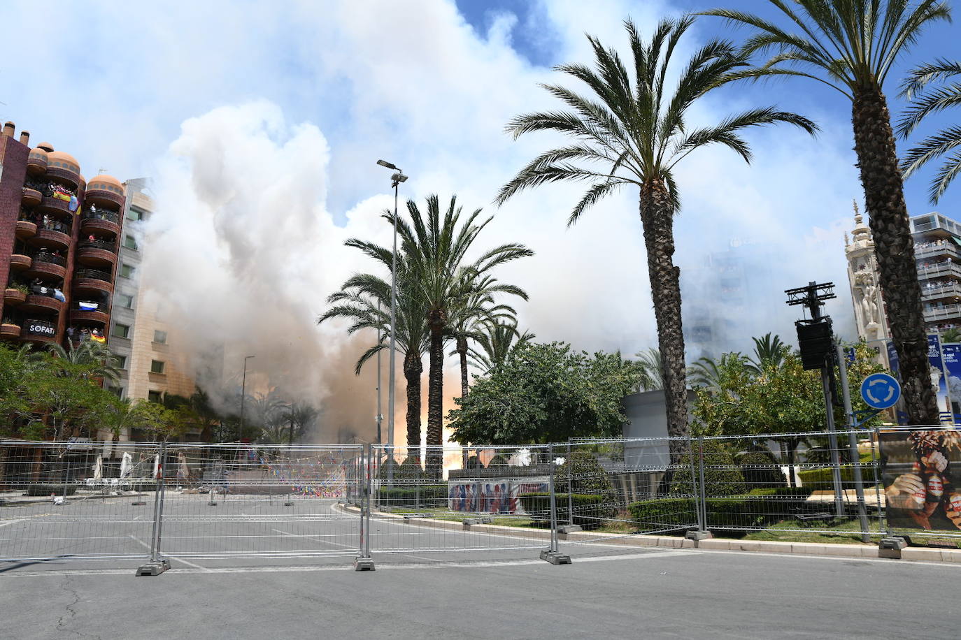 La espectácular mascletà del 23 de junio, foto a foto