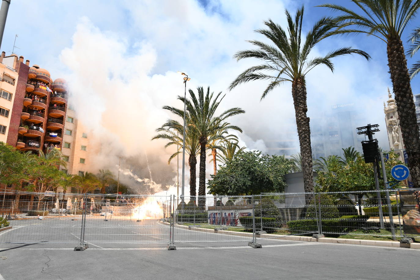 La espectácular mascletà del 23 de junio, foto a foto