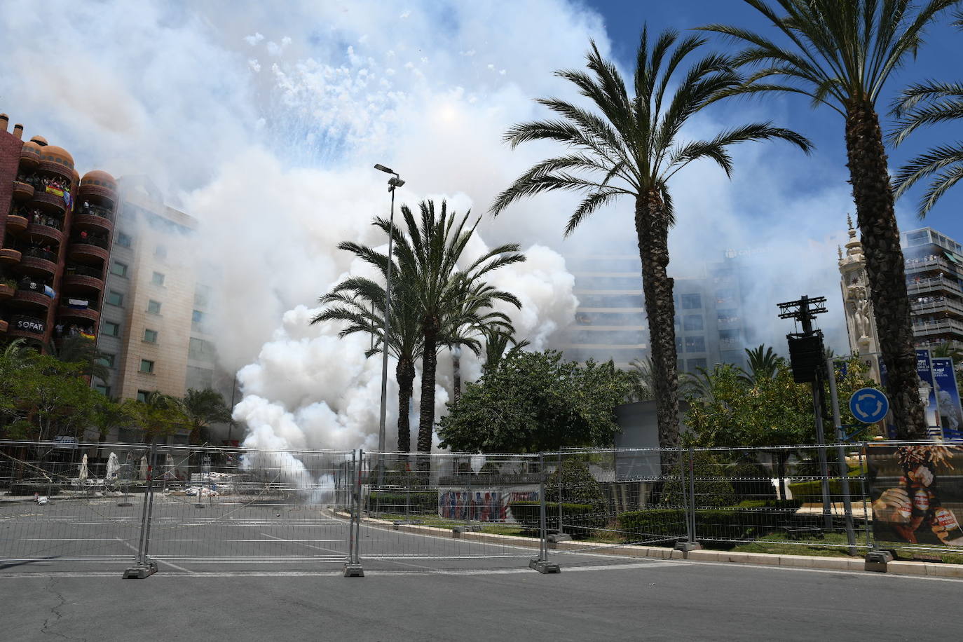 La espectácular mascletà del 23 de junio, foto a foto