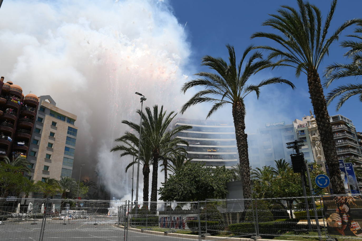 La espectácular mascletà del 23 de junio, foto a foto