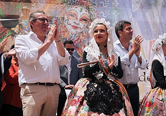El presidente de la Diputación de Alicante, Toni Pérez; la bellea del foc, Alba Muñoz, y el presidente de la Generalitat, Carlos Mazón, en la presentación de la campaña 'Terra de Festes'.