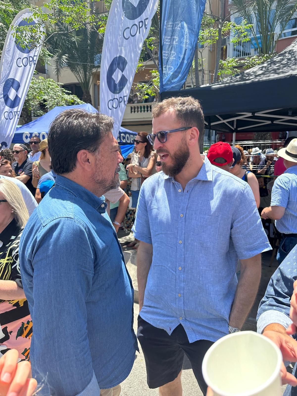 El alcalde de Alicante, Luis Barcala, charla con el reciente exjugador de baloncesto Sergio Rodríguez.