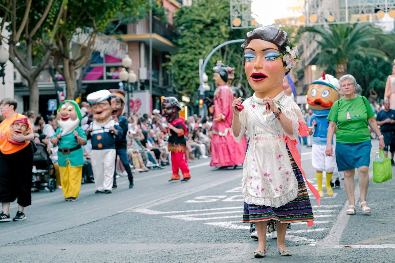 El mundo se une en torno a las Hogueras de Alicante