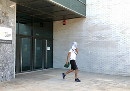 El detenido que ha quedado en libetad con cargos, a su salida de los juzgados de Dénia.