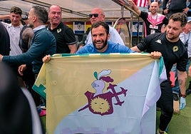 Candelas celebra el ascenso con la bandera de La Solana, su pueblo.