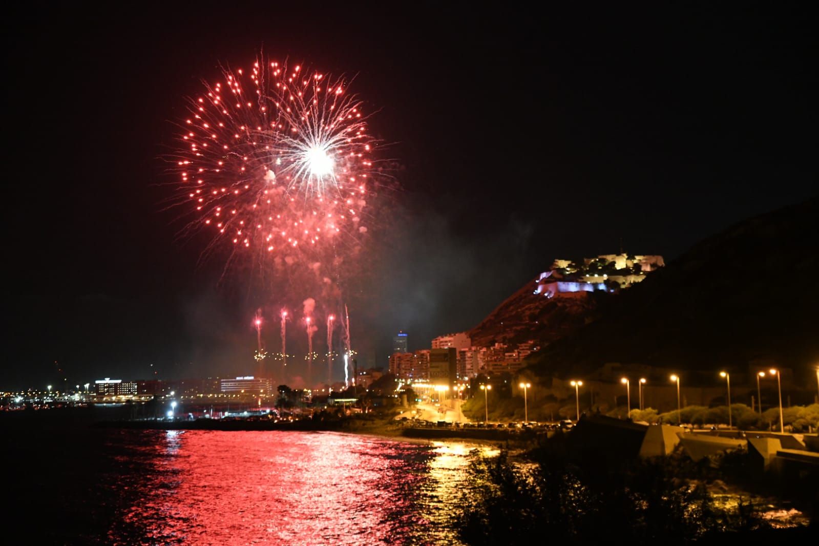 Alicante brilla a la luz de la pólvora en la primera noche de fuegos