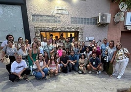Foguerers de La Ceràmica con su nuevo artista y compañero, Adrián Alcaraz.
