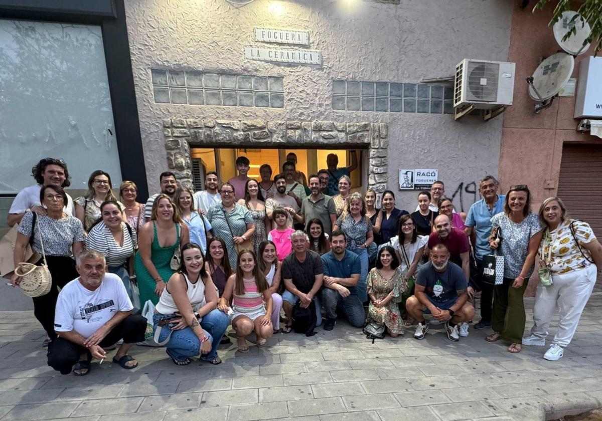 Foguerers de La Ceràmica con su nuevo artista y compañero, Adrián Alcaraz.