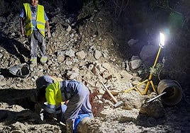 Trabajos de reparación de la tubería rota en El Campello.