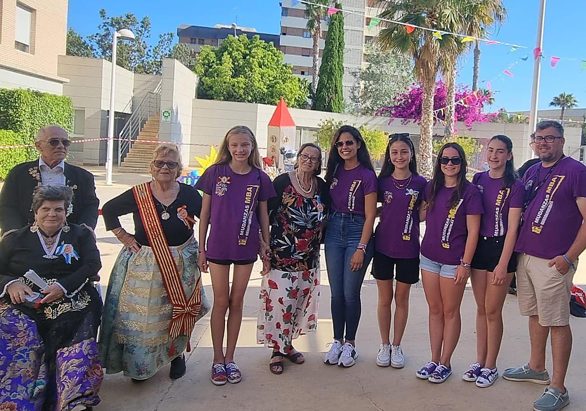 Imagen principal - Usuarios de DomusVi Babel con miembros de la hoguera Florida Sur en la cremà.