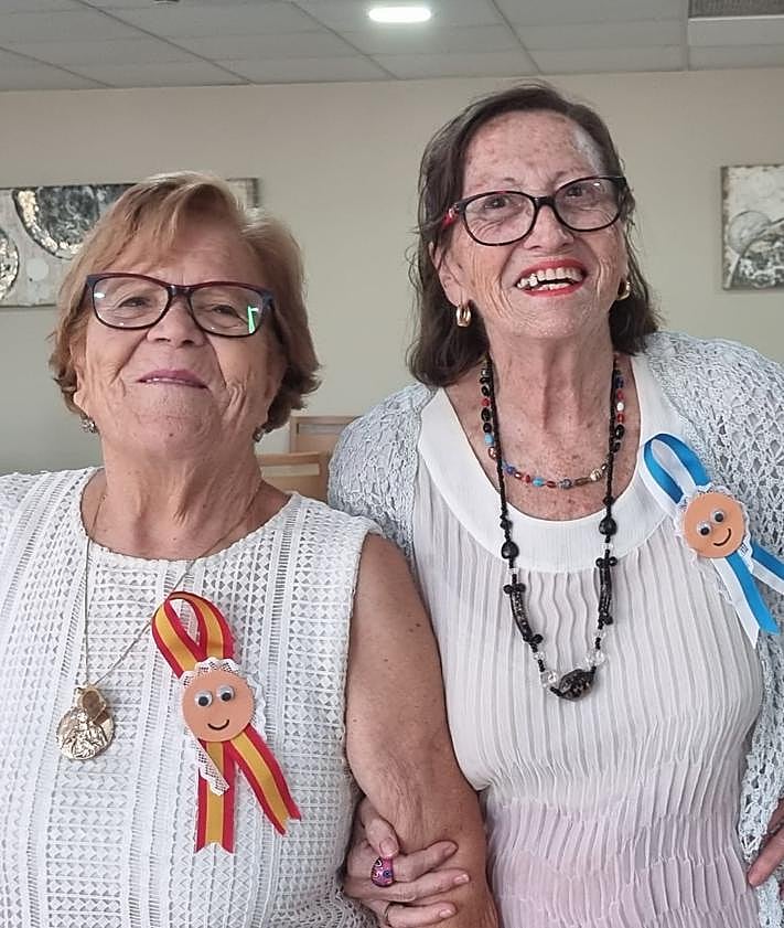 Imagen secundaria 2 - Usuarios de DomusVi Babel con miembros de la hoguera Florida Sur en la cremà.