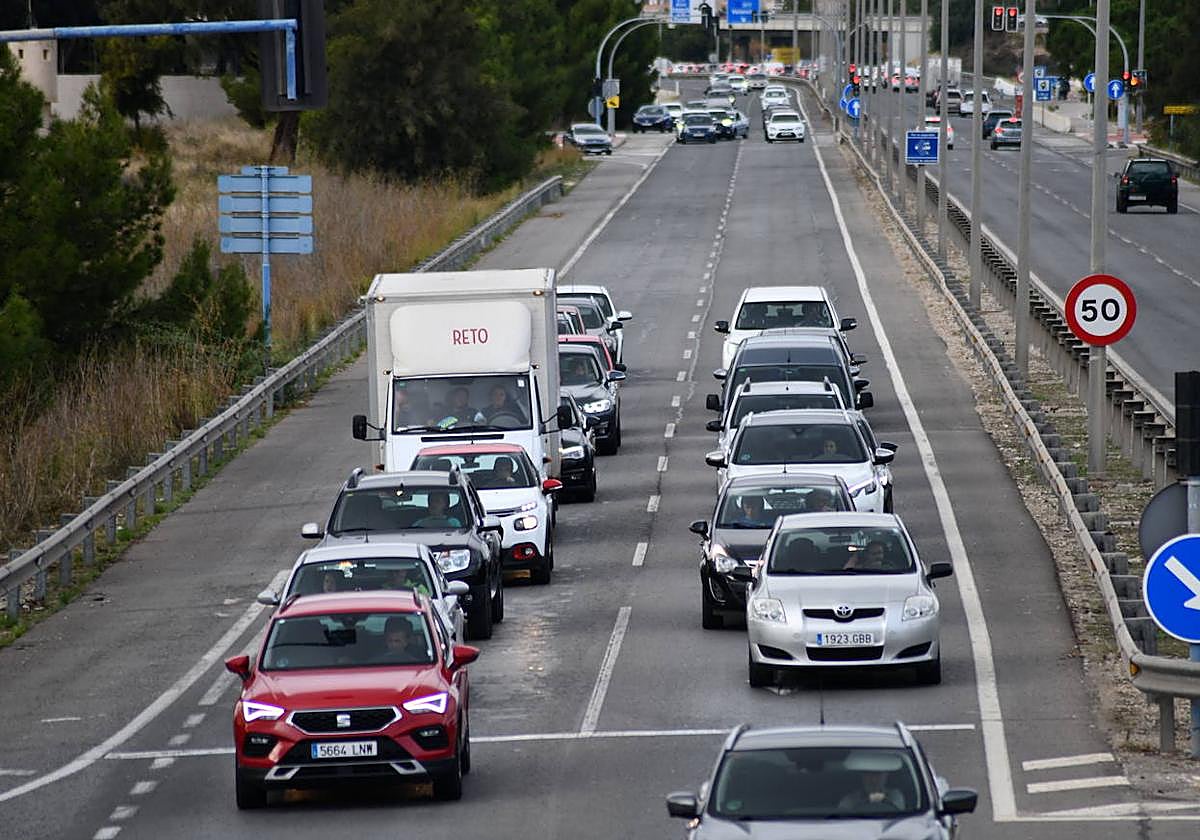Tráfico en la avenida de la Universidad en Alicante.