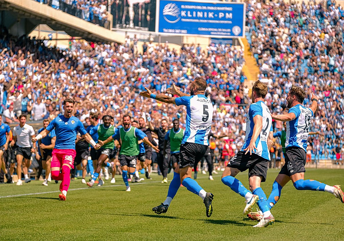 Celebración del gol de Josema ante el Lleida.