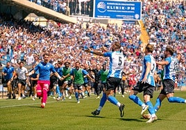 Celebración del gol de Josema ante el Lleida.