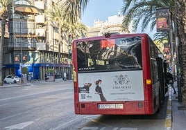 Un autobús en la parada de Alfonso el Sabio de Alicante.
