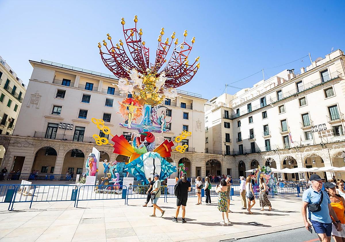 Plaza del Ayuntamiento con la hoguera oficial 'Leyendas alicantinas'.