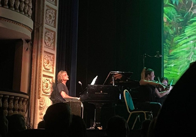 Nacho Cano al piano, durante la interpretación de 'Malinche'.