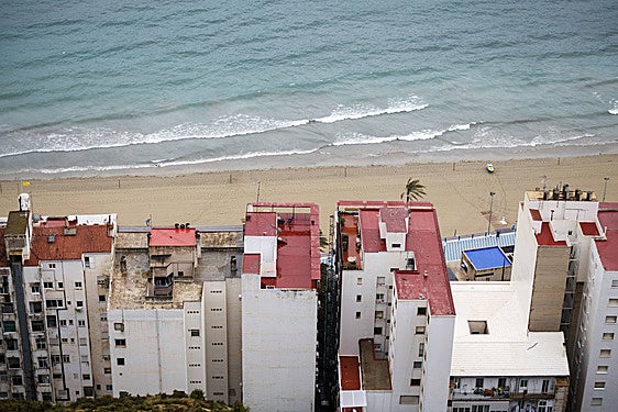 Mar agitado y con lluvia en la provincia de Alicante.