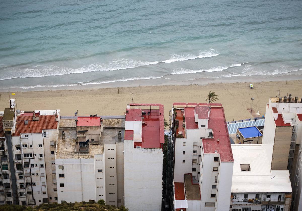 Mar agitado y con lluvia en la provincia de Alicante.