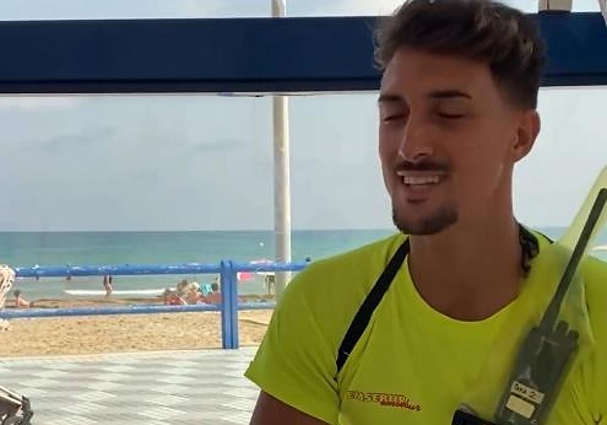 Juanlu de la Rosa canta en el descanso del trabajo mientras estudia.