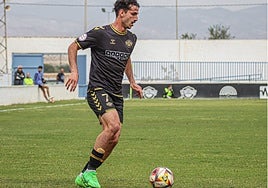 Soldevila conduce el balón en el Antonio Solana de Villafranqueza.