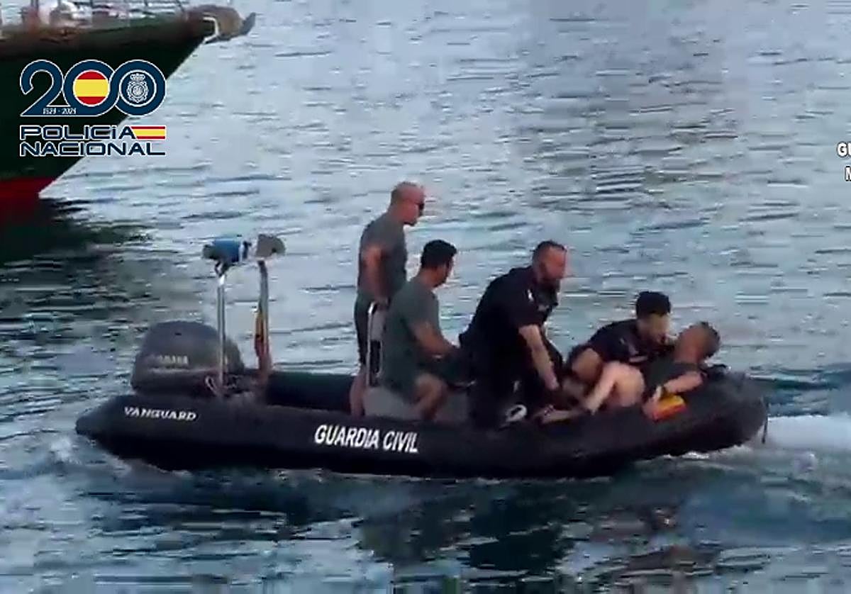 Imagen del momento de la detención del joven agresor.