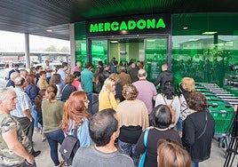 Los primeros clientes portugueses de Mercadona, en la inauguración de la tienda.