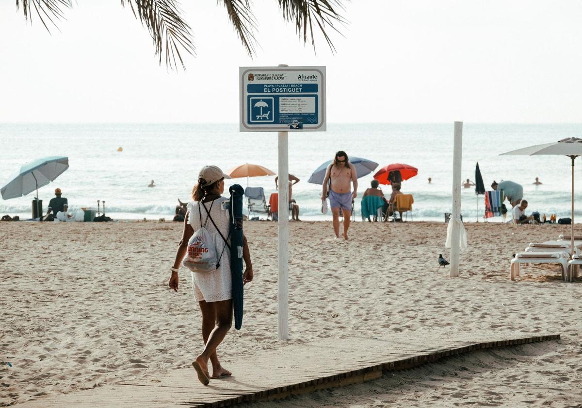 Bañistas en la playa del Postiguet.