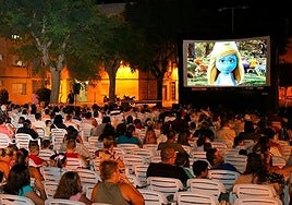 Cine al aire libre en una plaza de El Campello.