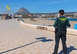 Un agente de la Guardia Civil de Xàbia.
