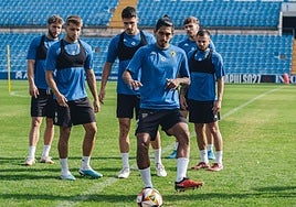 César Moreno, en primer término, durante un entrenamiento del curso pasado.