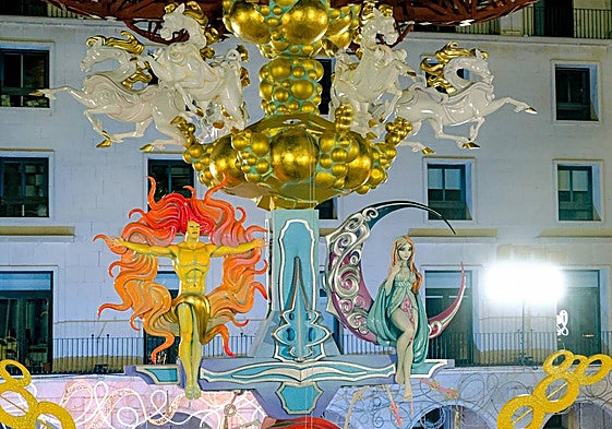 Cuerpo central de la hoguera oficial 2024, antes de la cremà.