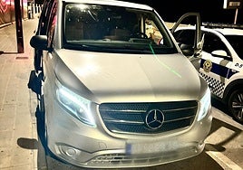 La Policía Local detiene a un taxi ilegal.