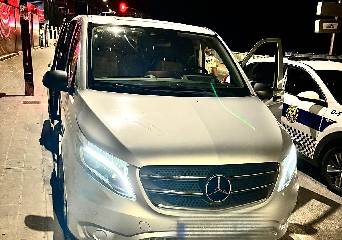 La Policía Local detiene a un taxi ilegal.