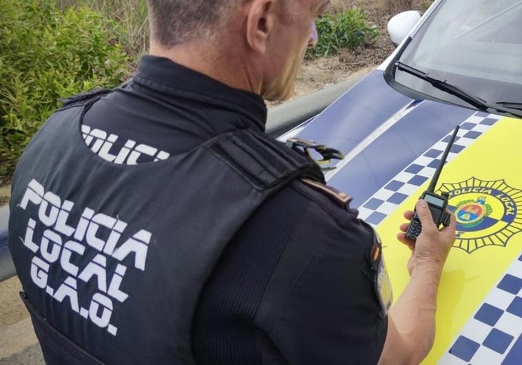 Agente de la Policía Local de Elche con el inhibidor incautado a los ladrones.
