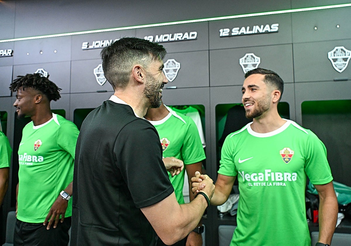 Sarabia saluda a los jugadores del Elche en su primer día de trabajo.