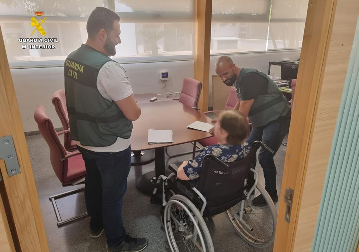 Agentes de la Guardia Civil junto a una de las víctimas.
