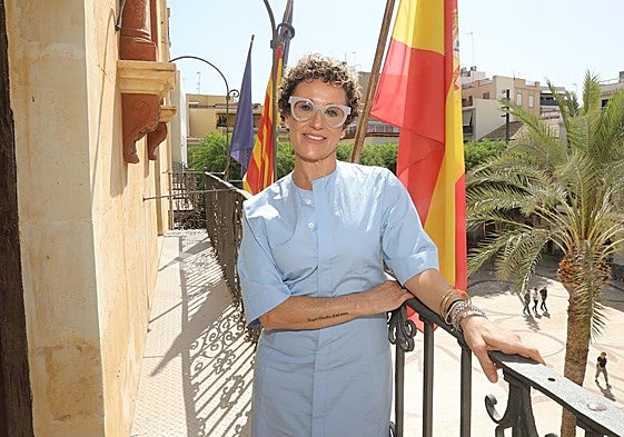 Rosana Perán en el balcón del Ayuntamiento de Elche.