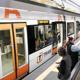 Imagen principal - Restablecida con retrasos la circulación del Tram de Alicante tras una avería eléctrica