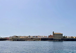 La Isla de Tabarca, vista desde un barco.