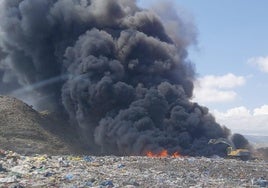 Incendio en el vertedero de Xixona.