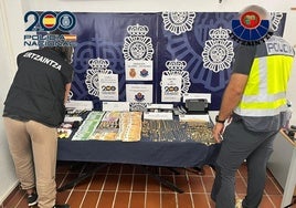 Agentes de la Policía Nacional y la Ertzaintza junto al material incautado.