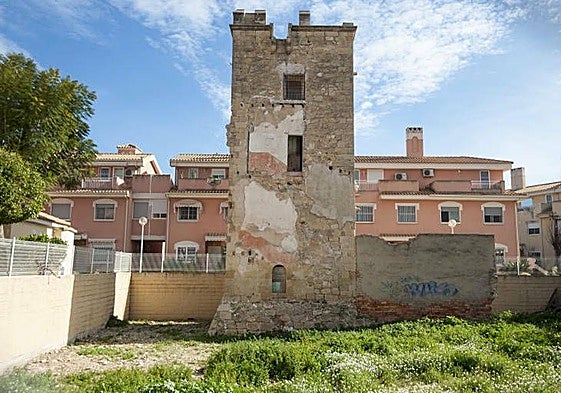 Torre Placia, una de las Torres de la Huerta de Alicante, en su ubicación primigenia, rodeada de bungalows.