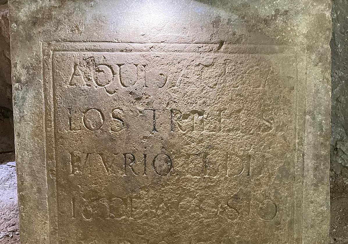 Lápida hallada en los trabajos de restauración.