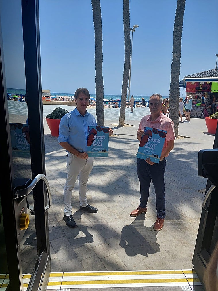 El concejal de Movilidad Urbana, Carlos de Juan, y el director de la empresa concesionaria Vectalia Mia, Juan Antonio Martí, con los carteles de 'Beach Bus'
