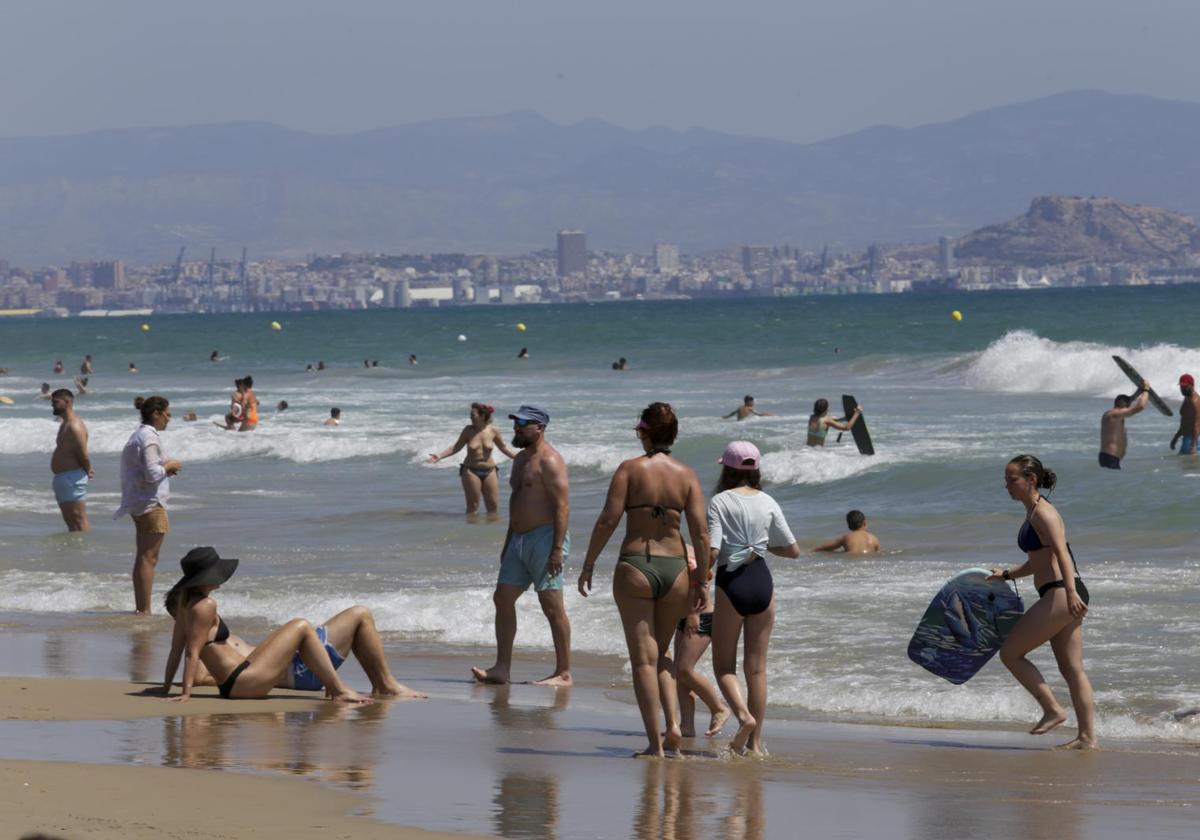 Playa del Carabassí en el primer fin de semana de julio.