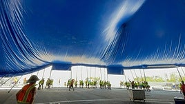 Montaje de la carpa del Circo del Sol en Alicante.