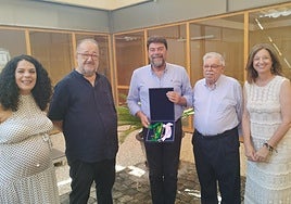 Barcala y Cutanda entregan las llaves del Ayuntamiento a los Moros y Cristianos de San Blas.